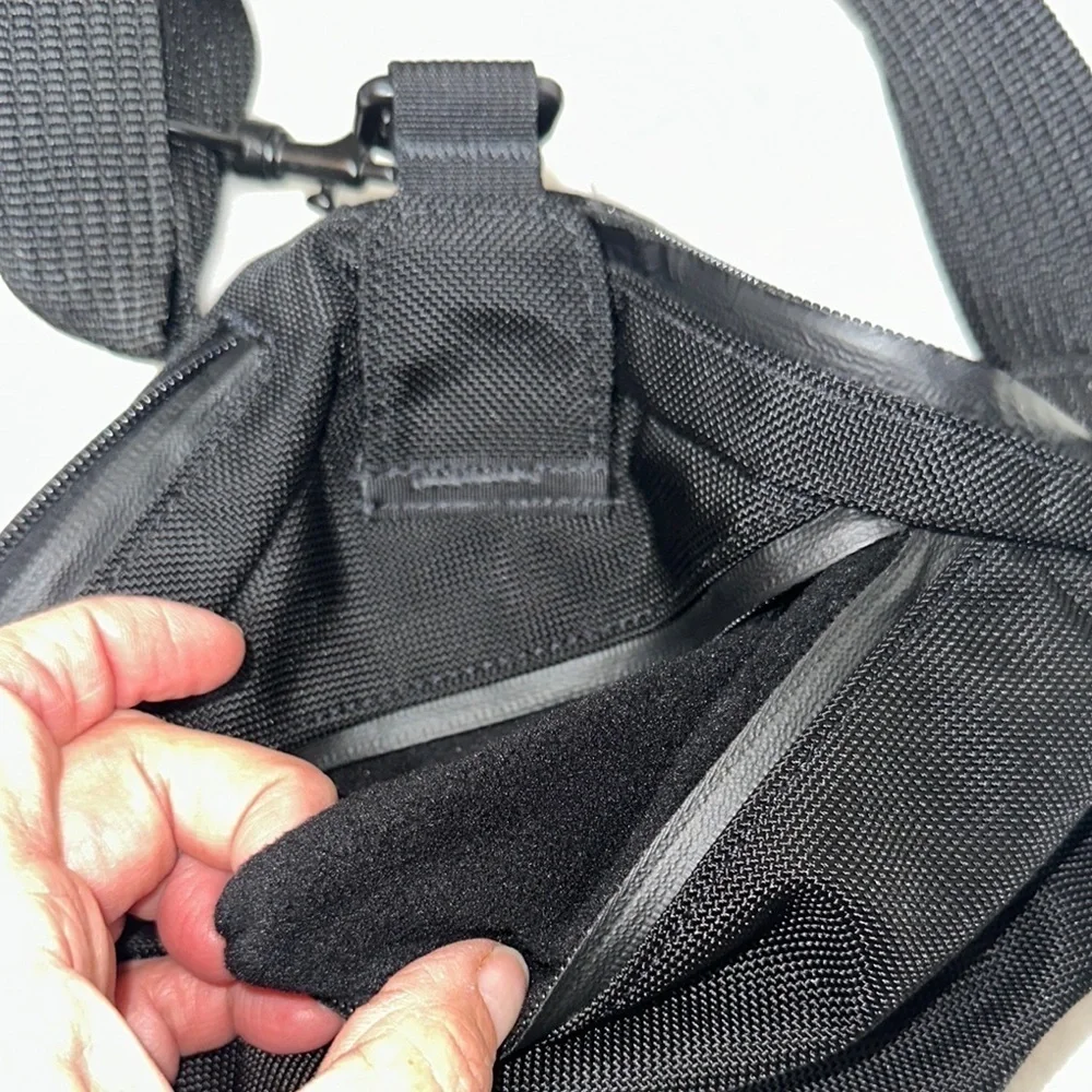 Compact Black Messenger Bag with Durable Fabric